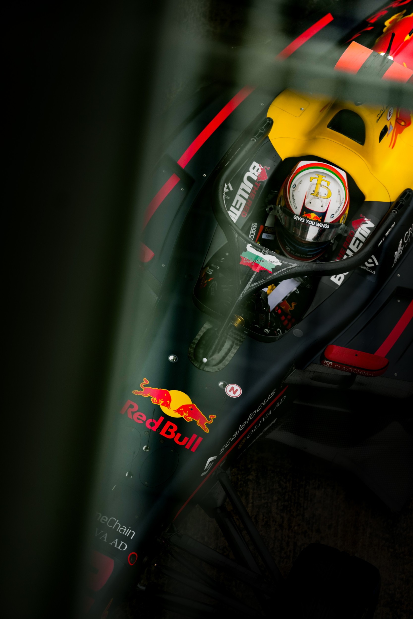 Формула 3 болид Red Bull, сниман отгоре през стъкло или ограда