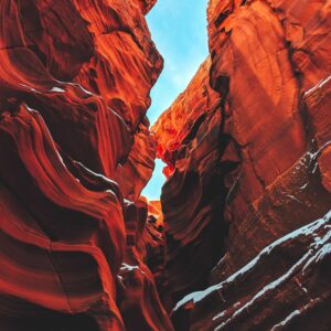 Червени скали и каньон с гледка към небето.