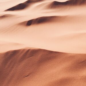 Пясъчни дюни с меки сенки в пустинята.