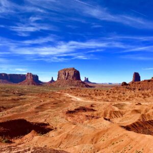 Монюмент Вали в Аризона с пустинни скали и синьо небе.