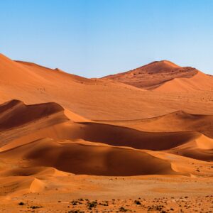 Пясъчни дюни в пустинен пейзаж
