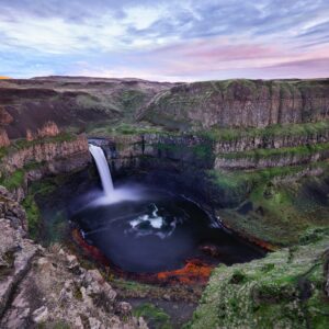 Водопад в каньон със скали и зеленина.
