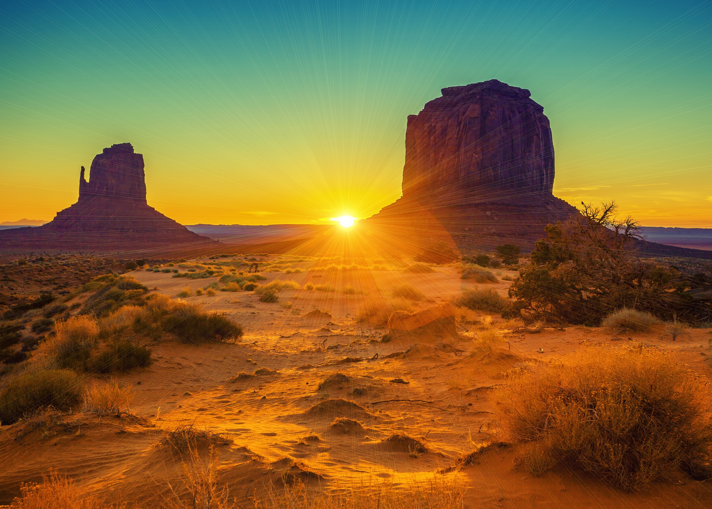 Залез над монументални скали в пустинята.