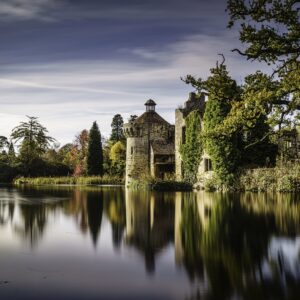 Средновековен замък край езеро с отражение