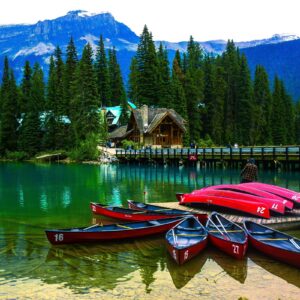 Червени канута край изумрудено планинско езеро