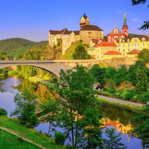 Живописен град с пъстър замък, мост и река