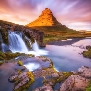 Планината Киркюфел и водопадът Киркюфелсфос при залез в Исландия.