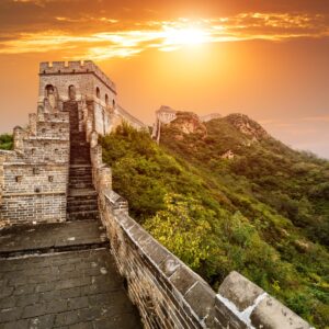 Великата китайска стена, осветена от изгрева.