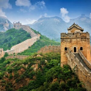 Великата китайска стена сред зелени планини.