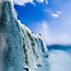 Водопад Виктория с изливащи се води и синьо небе.