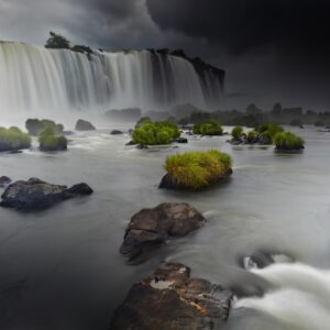 Водопадите Игуасу с драматично бурно небе.