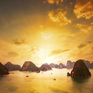 Залез над Халонг Бей с варовикови острови във Виетнам.