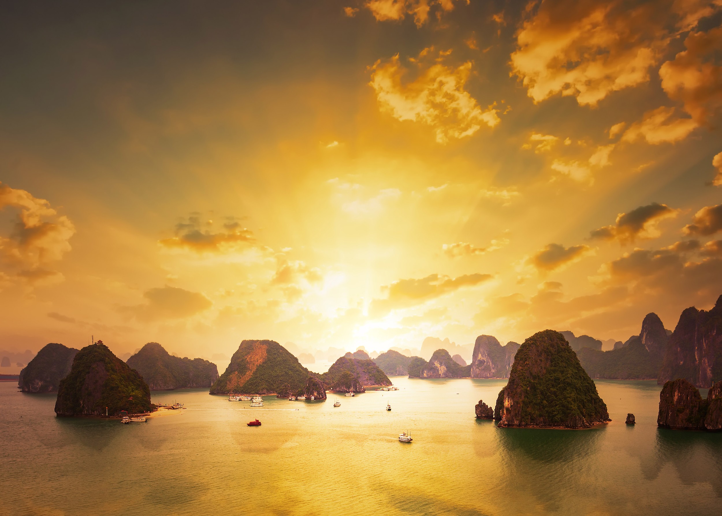 Залез над Халонг Бей с варовикови острови във Виетнам.