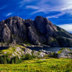 Норвежки фиорд с планини и море.