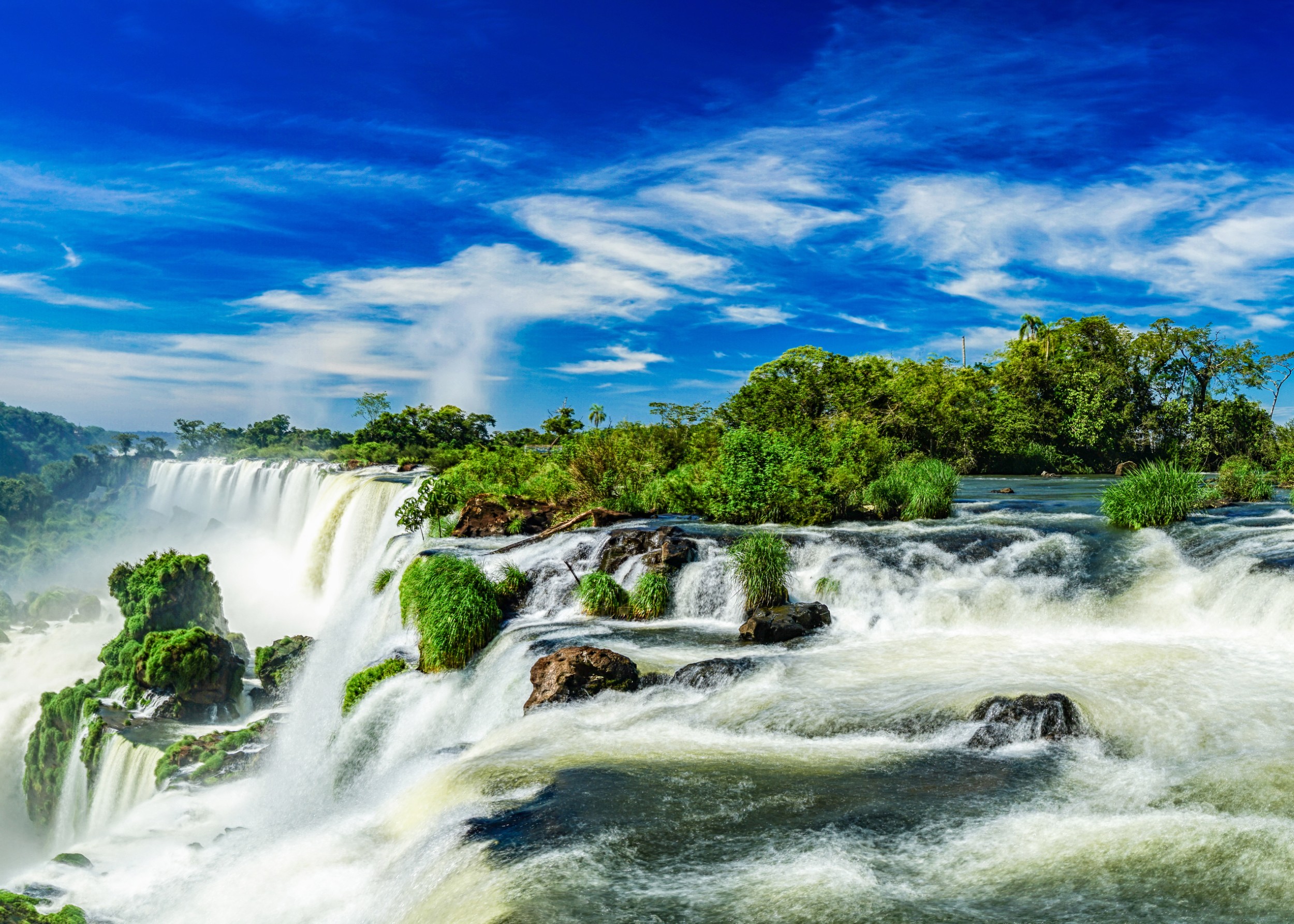 Водопадите Игуасу и зелена природа при ясно небе.