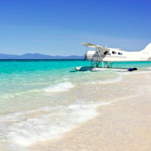 Хидроплан на брега на екзотичен плаж.