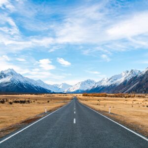 Прав път водещ към заснежени планини.