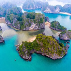 Зелени острови в Халонг Бей във Виетнам.