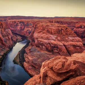 Хорсшу Бенд с червени скали и синя река Колорадо.