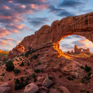 Скални арки в Арчес Нешънъл Парк при залез.