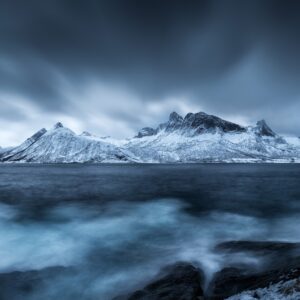 Арктически планини над бурно море.