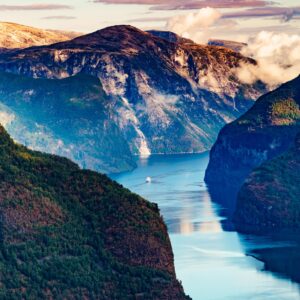 Норвежки фиорд със стръмни планини и вода.