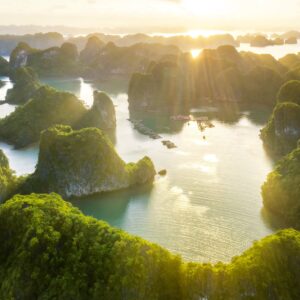 Халонг Бей при залез с острови и море.