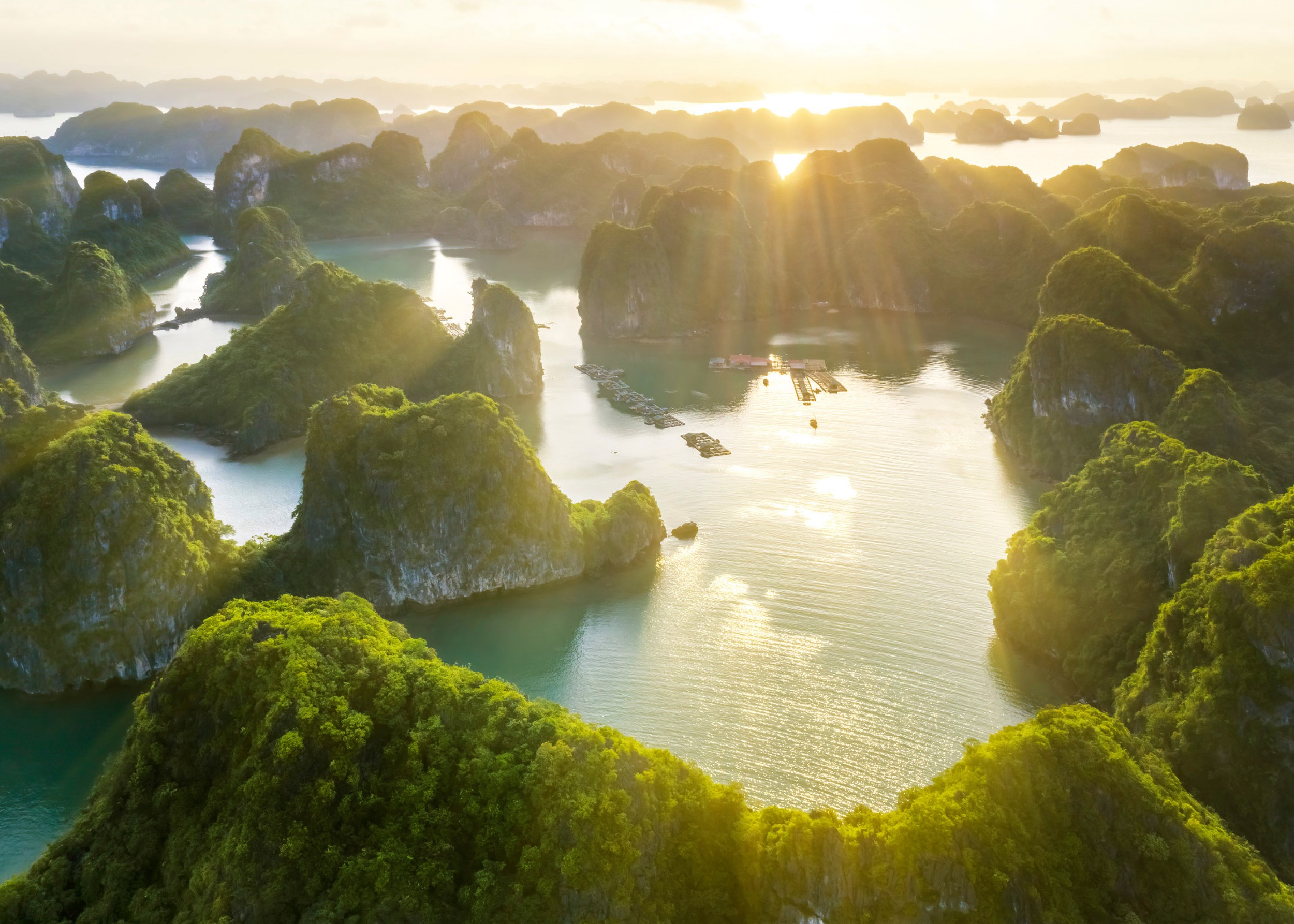 Халонг Бей при залез с острови и море.