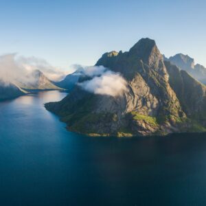 Въздушна снимка на Лофотенските острови с планини и море.