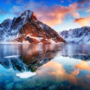 Залез над Лофотенските острови, отразен в морето.