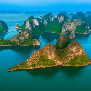 Зелени острови в Халонг Бей от въздуха.