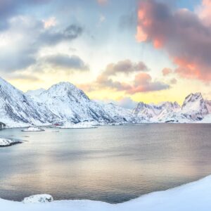 Лофотенски острови със сняг и море при залез.
