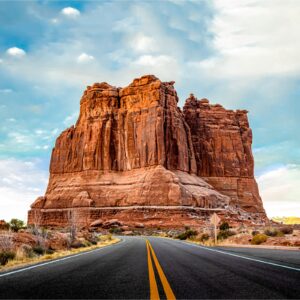 Път през каньон с червени скали.