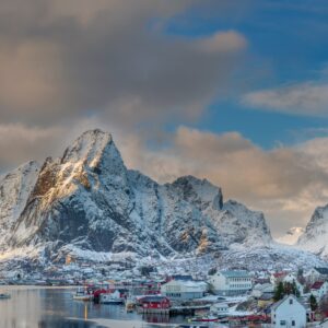 Зимна панорама на Лофотенските острови с червени къщи.