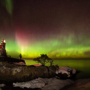 Северно сияние над фар и море.