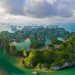 Панорама на Халонг Бей от въздуха.