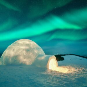 Иглу под северното сияние