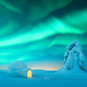 Зимна сцена със северно сияние