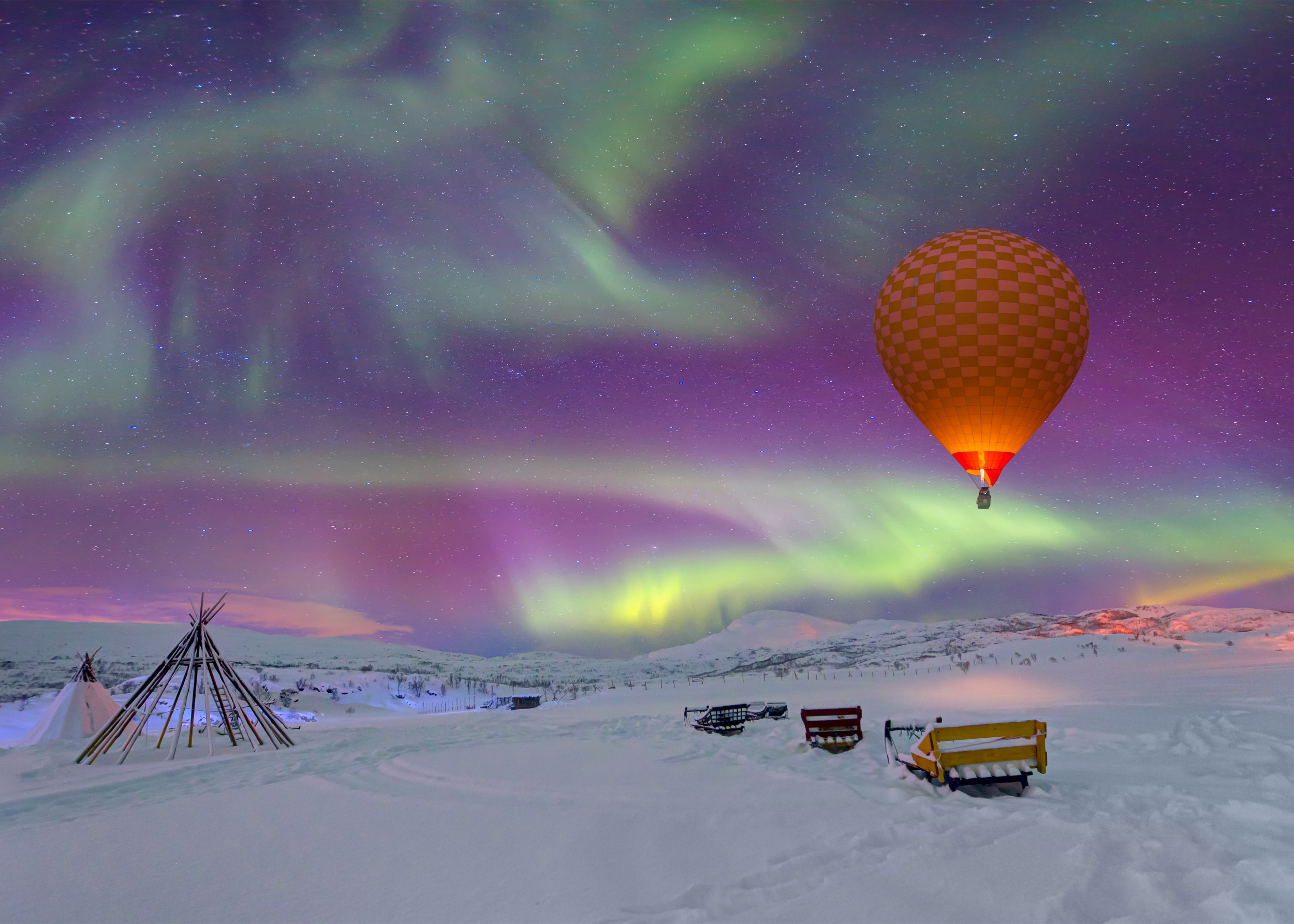 Балон над зимен пейзаж със северно сияние