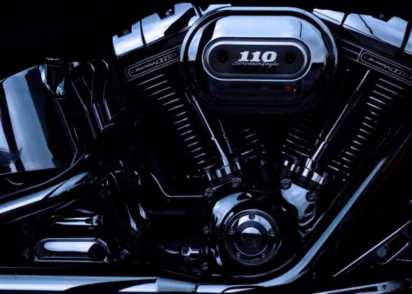 Хромиран Harley-Davidson двигател в близък план
