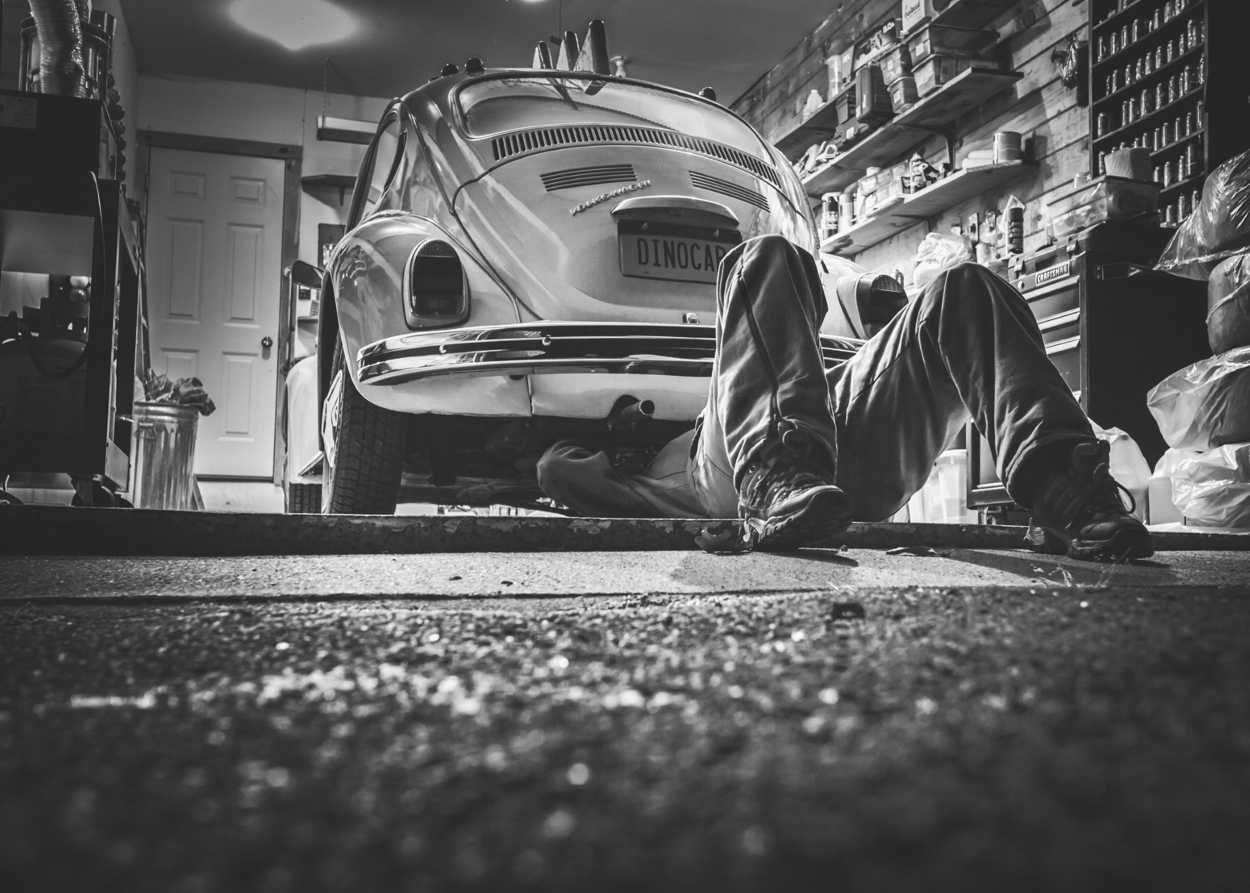 Класически Volkswagen Beetle в гараж с механик