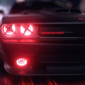Dodge Challenger с червени фарове през нощта