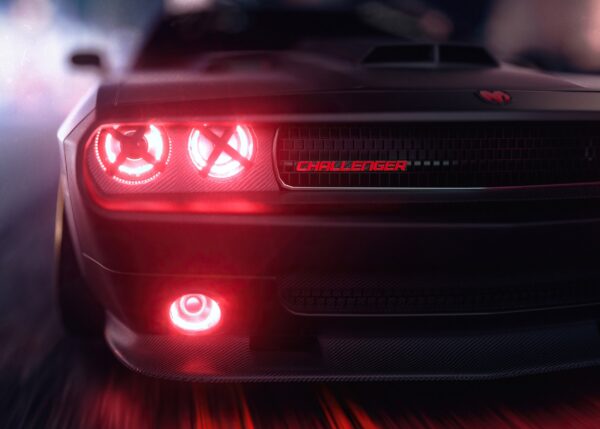 Dodge Challenger с червени фарове през нощта