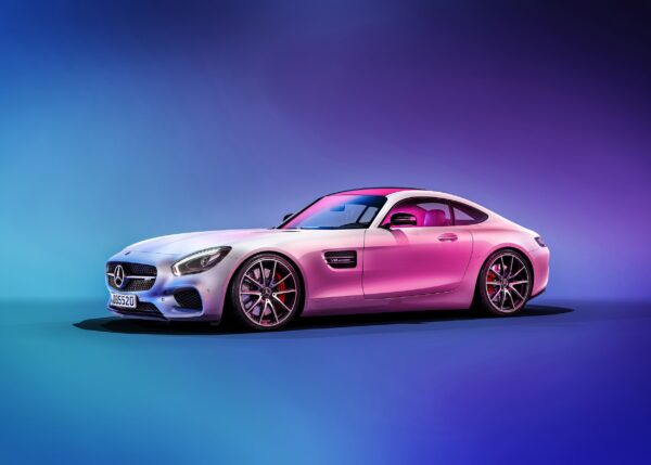 Mercedes-AMG в пурпурно и синьо неоново осветление