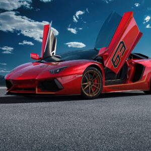 Червено Lamborghini с отворени врати на пътя