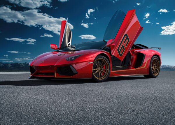 Червено Lamborghini с отворени врати на пътя