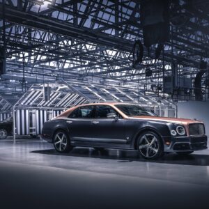 Сив Bentley с оранжеви акценти в индустриална обстановка