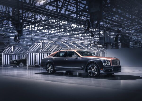 Сив Bentley с оранжеви акценти в индустриална обстановка