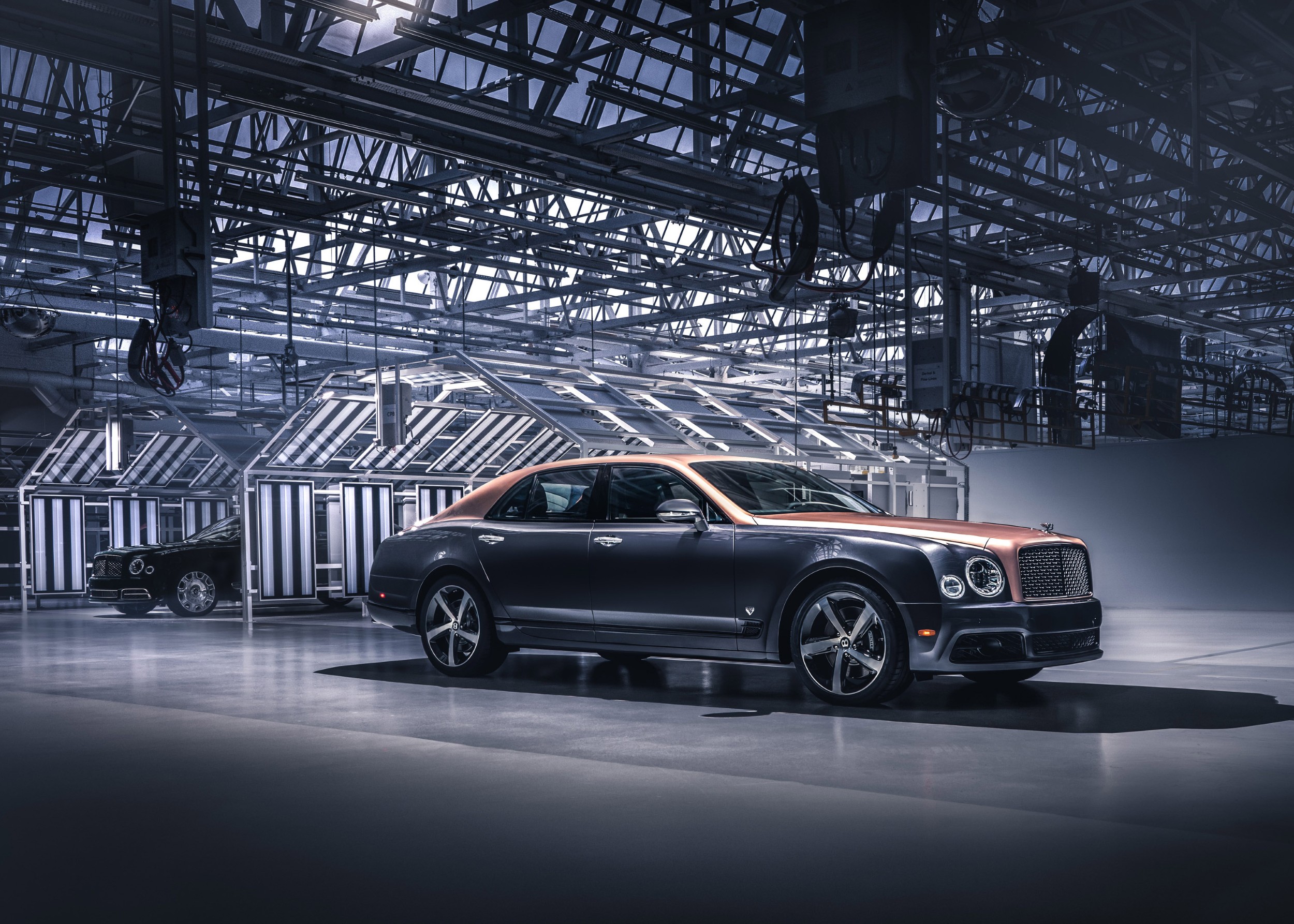 Сив Bentley с оранжеви акценти в индустриална обстановка
