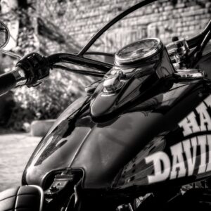 Черно-бял мотор Harley Davidson отблизо